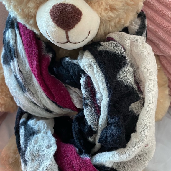 NWOT 100% wool burgundy, blk & white scarf. Purchased in Paris! Perfect cond $10 - Picture 2 of 6